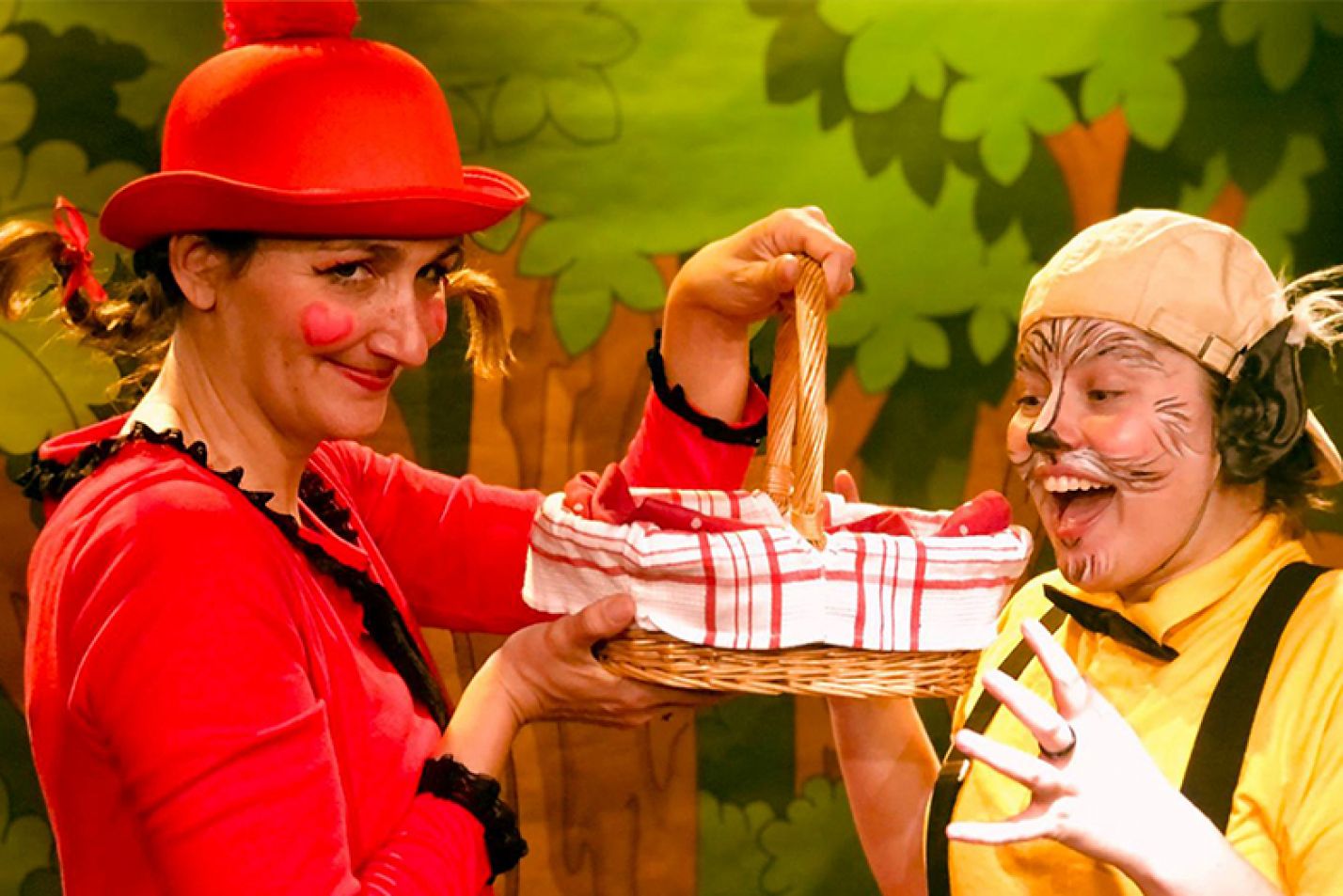 Le grand chaperon rouge et le petit loup